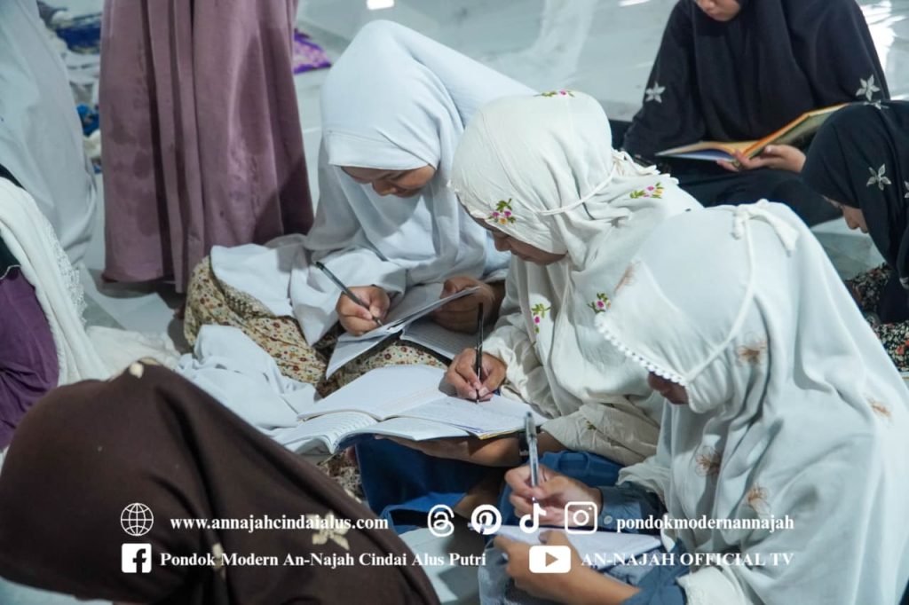 Majellis Ta'lim dan Pembacaan Burdah Santriwati Pondok Modern An-Najah Cindai Alus Putri Martapura Kalimantan Selatan